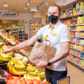 Frantisek Antono, BILLA Abteilungsleiter Obst & Gemüse, füllt Papiertragetaschen mit Obst und Gemüse aus Verpackungseinheiten, in denen z. B. ein einzelnes Stück beschädigt ist, oder das kleine Schönheitsfehler aufweist, aber einwandfrei genießbar ist.