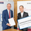 Eine Reihe von Präventivmaßnahmen sorgt nun dafür, dass Mitarbeiter:innen der REWE Group in Österreich nun in allen Bundesländern richtiges Verhalten in schwierigen Situationen erlernen können. Im Bild: Innenminister Gerhard Karner (li.) und BILLA Vorstand Robert Nagele (re.)