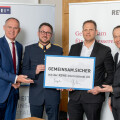 v.l.: Innenminister Gerhard Karner, stellvertretender Direktor des Bundeskriminalamts und Leiter der Initiative „Gemeinsam.Sicher“ Manuel Scherscher, Raz Manne, Leiter der Unternehmenssicherheit der REWE Group in Österreich und BILLA Vorstand Robert Nagele.