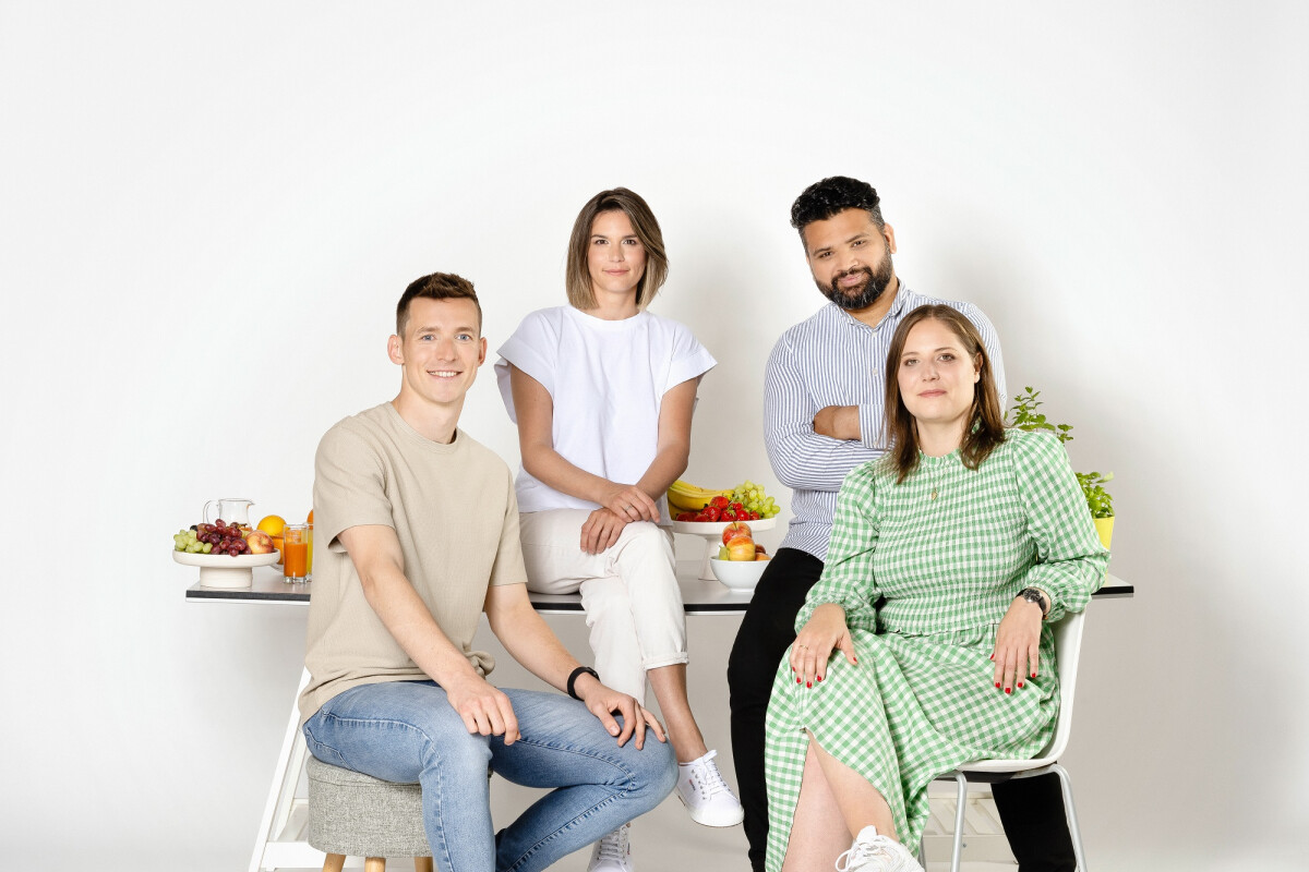 v.l.: Richard Strebinger, Profi-Fußballer, Jelena Maier, Influencerin, Adi Raihmann und Simone Raihmann, Gastronom:innen, zählen zum hochkarätigen BILLA Good Food Board und liefern Tipps und Tricks rund um pflanzenbasierte Ernährung.