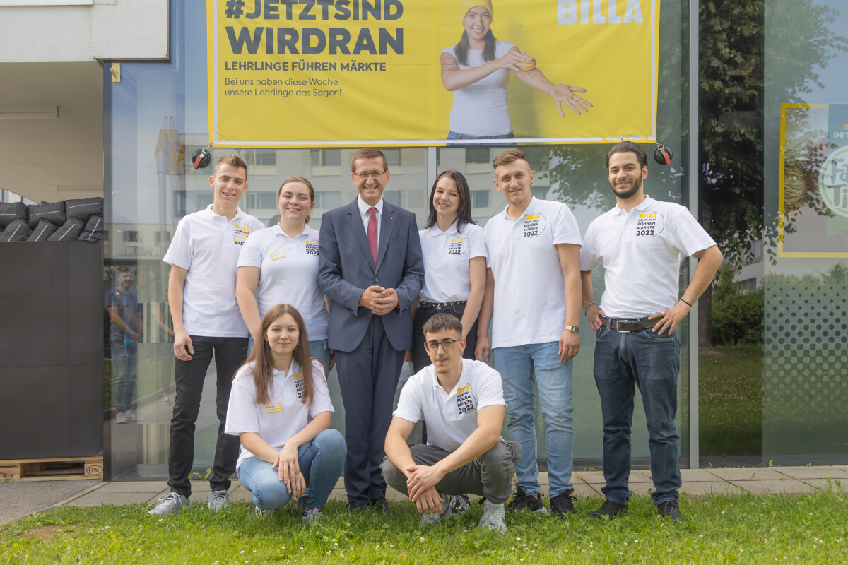 Wirtschaftslandesrat Markus Achleitner besuchte die BILLA Lehrlinge im Rahmen des Projekts „Lehrlinge führen Märkte“ im Markt in Wels.