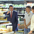 Markus Achleitner wurde von den Lehrlingen durch den Markt geführt und bekam dabei die wichtigsten Aufgaben erklärt.