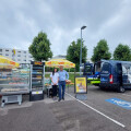 (v.l.n.r.): Lehrling Katerina Zigova und BILLA Vertriebsmanager Klaus Egger vor dem errichteten Stand beim BILLA Markt in Wels.