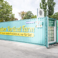 In Kooperation mit dem israelischen Agrartechnik-Unternehmen Vertical Field werden vor dem BILLA PLUS Markt in der Wienerberg Straße 27 im 10. Wiener Gemeindebezirk in einem Schiffscontainer Kräuter und Salate aus heimischen Setzlingen gezogen und geerntet.