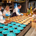 Das Dessert setzte sich aus der NEOH Schokoladentorte, die keinen Zucker enthält und dennoch süß ist, ballaststoffreichen Flocke Balls und mucki Protein Ayran in feinstem Mango-Geschmack zusammen.