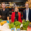 v.l.n.r.: Markus Kuntke (Head of Trend und Innovation bei REWE International AG) im Austausch mit den Influencer:innen Sandra Hesch und Kevin Ilse.