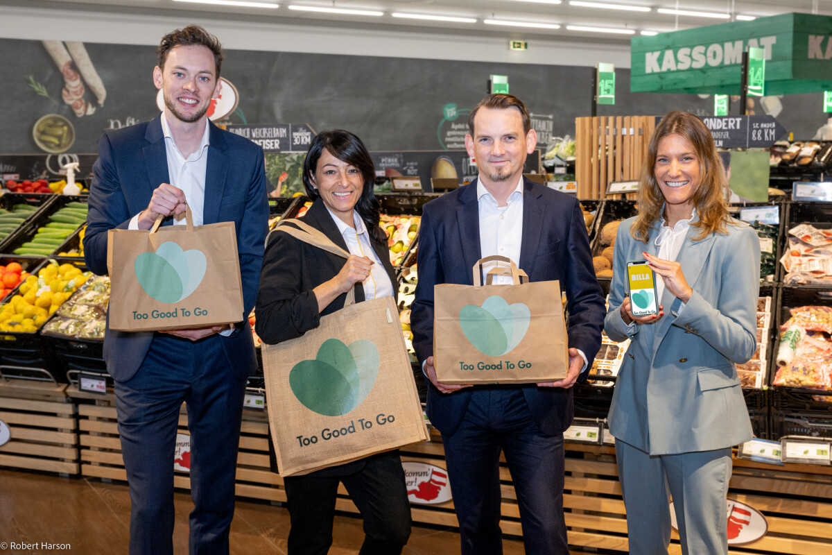 v.l.: Georg Strasser (Country Manager Too Good To Go Österreich), Claudia Chiorean (BILLA PLUS Marktmanagerin Brunn am Gebirge), Stefan Weinlich (BILLA Vertriebsdirektor) und Eva Pokorny (Head of Key Account Too Good To Go Österreich) im Zuge der gemeinsamen Kooperation im BILLA PLUS Markt in Brunn am Gebirge.