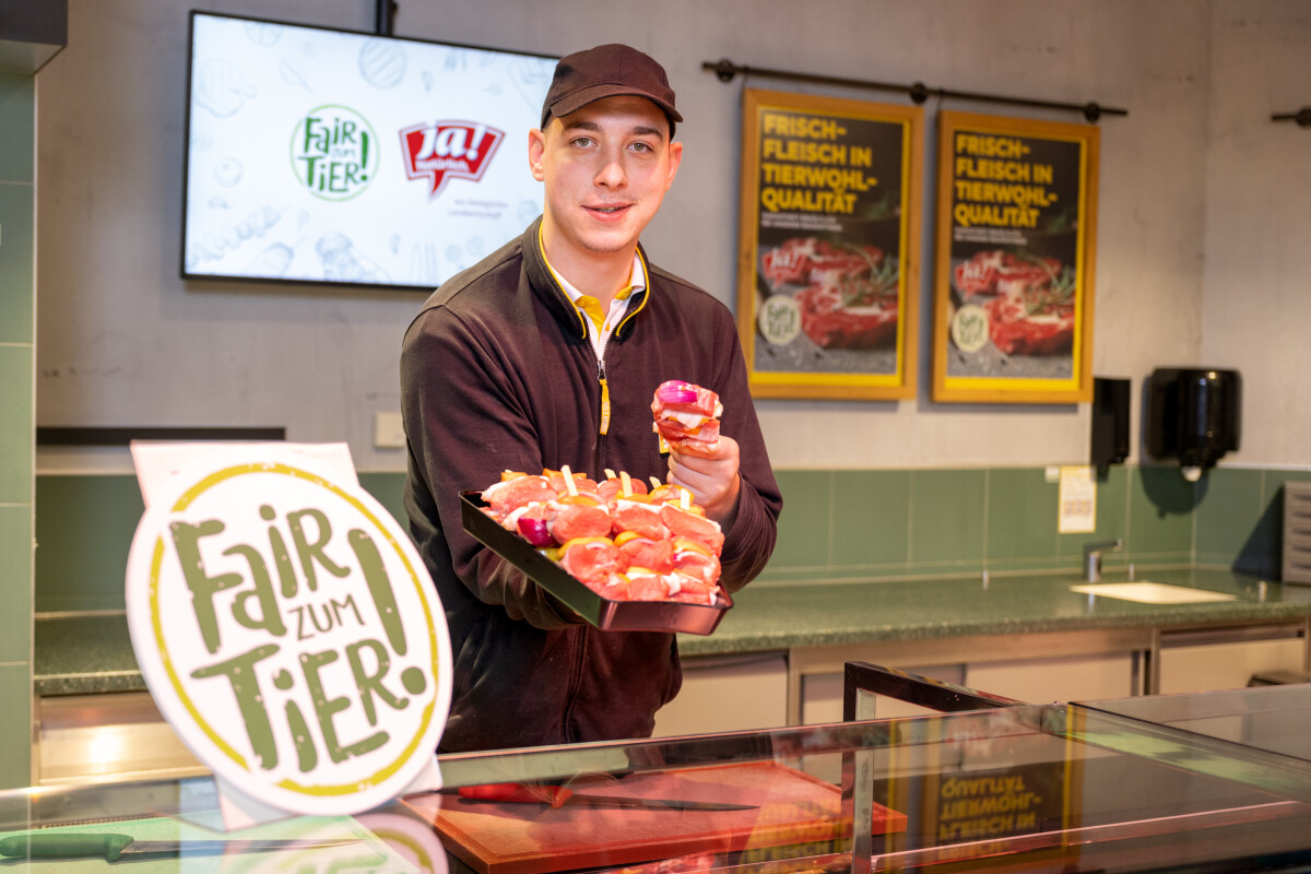 Ab 12. Oktober ist in allen BILLA und BILLA PLUS Märkten in Wien, Niederösterreich, Oberösterreich und dem Burgenland mit Bedientheken ausschließlich Frischfleisch und Huhn von Ja! Natürlich oder „Fair zum Tier“ erhältlich.