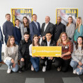 (v.l.n.r.): Bernhard Böhm (Betriebsrat), Thomas Oberleitner (HR-Management Talentmanagement), Marie-Therese Brugger (HR Businesspartnerin), Sandra Kovacs (HR-Management Lehrlings- & Nachwuchsförderung), Alexander Poropatits (Vertriebsleiter), Johann Roitinger (Vertriebsleiter), Hamed Mohseni (Vertriebsdirektor), Irina Zoder (HR-Management Lehrlings- & Nachwuchsförderung), Nina Benda (HR-Management Lehrlings- & Nachwuchsförderung) und Christian Buss (Vertriebsmanager) freuten sich, die neuen Lehrlinge aus Wien zu begrüßen.