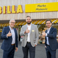 v.l.: Hermann Weiß (BILLA Vertriebsdirektor), Marko Miskovic (BILLA Kaufmann Gloggnitz) und Brian Beck (Vorstand Großhandel und Kaufleute) freuen sich über die Eröffnung des ersten BILLA Marktes, der von einem Kaufmann geführt wird.