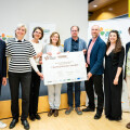 Alexander Frauneder (Jurymitglied), Tanja Dietrich-Hübner (Bereichsleitung Nachhaltigkeit Billa AG / Vorständin Blühendes Österreich), Gabriele Obermayr (Gesamtkoordination Österr. Biodiversitätsfonds, Bundesministerium für Klimaschutz, Umwelt, Energie, Mobilität, Innovation und Technologie), Hildegard Aichberger (Vorständin Blühendes Österreich & Vorständin oekostrom AG), Gábor Wichmann (Geschäftsführer BirdLife Österreich & Vorstand Blühendes Österreich), Ronald Würflinger (Generalsekretär Blühendes Österreich), Anna Reichardt (Preisträgerin), Astrid Rössler (Abg. z. NR, Vorsitzende Biodiversitätsfonds Österreich, Die Grünen)