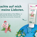 Eine Werbegrafik für bi good Pink Ribbon Limited Edition Hand- & Nagelbalsam mit einem Blumenstrauß und einer rosa Schleife. Text erklärt die Brustkrebs-Initiative von BIPA und der Österreichischen Krebshilfe.