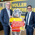 (v.l.n.r.): BILLA Aktion „I leb' für mein' Verein!“ geht in die zweite Runde – Dr. Stephan Pernkopf, Landeshauptfrau-Stellvertreter in Niederösterreich, und Marcel Haraszti, Vorstand der Rewe International AG, mit dem Maskottchen Ferdl.