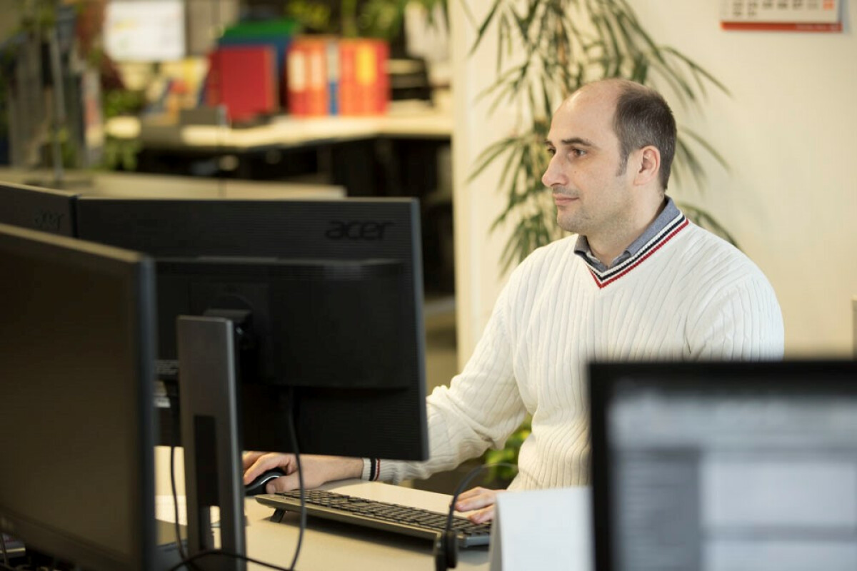 Andriy is a dispatcher in the REWE truck fleet and is paraplegic in a wheelchair after an accident. Since 2019, he has been supporting the REWE logistics team thanks to the Mentorix reintegration project and acts as an interface between ordering in the shops of all trading companies, planning and the warehouse. In order to get to his workplace barrier-free, a stair lift was built for him, funded by the Social Ministry Service.