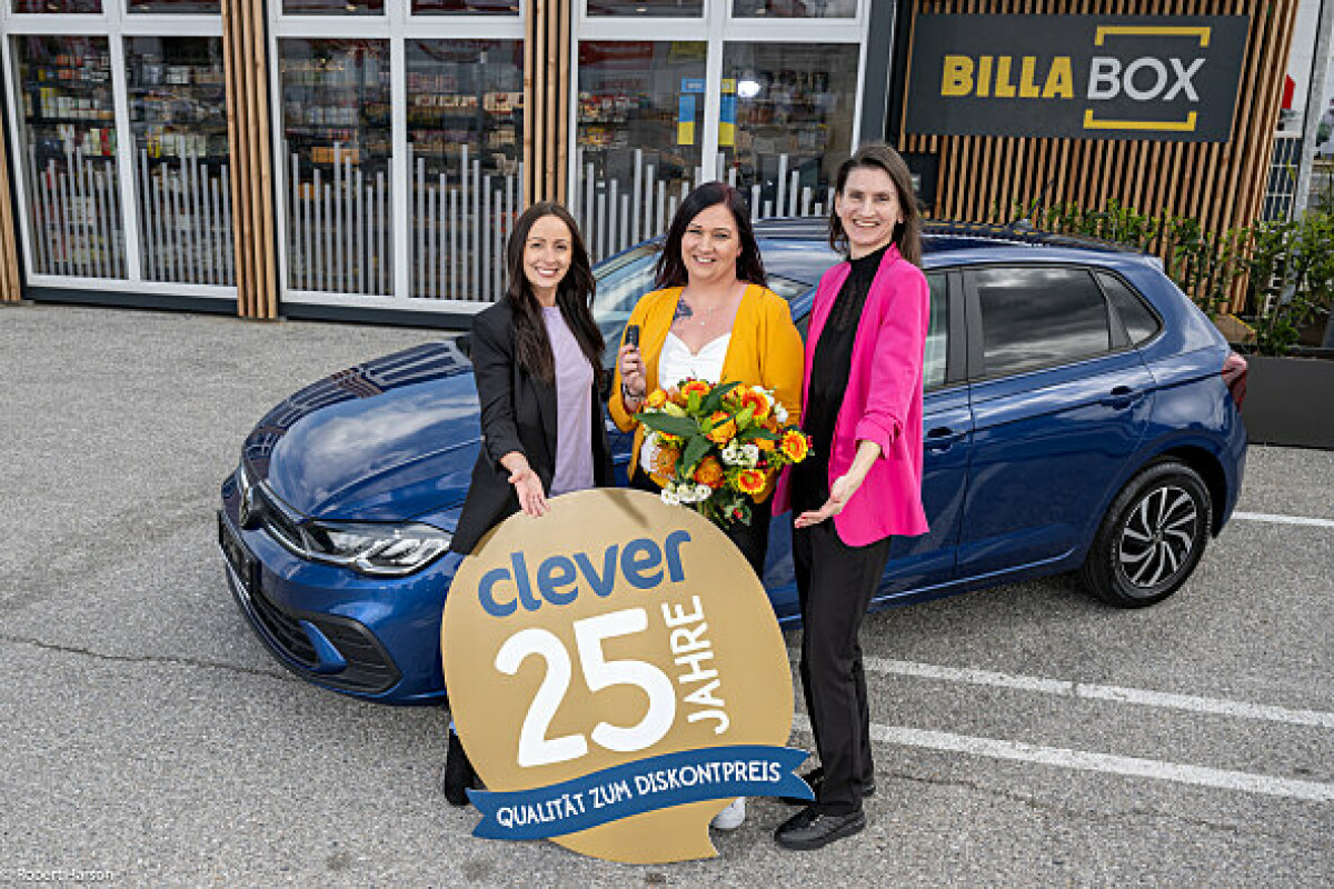 f.l.t.r. Jasmin Dellamea, the winner Nicol K., group leader Andrea Müller Handing over the main prize to the winner of the clever anniversary competition.