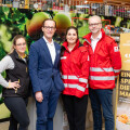 (f.l.t.r.): Laura-Marie Krismer (BILLA Store Manager), Robert Nagele (BILLA Board Member for Real Estate), Eva Kimmes (Corporate Cooperation and Events at the Austrian Red Cross) and Manfred Kumer (Head of Philanthropy and Corporate Cooperation at the Austrian Red Cross) are delighted about the launch of the fundraising campaign to help people in need.