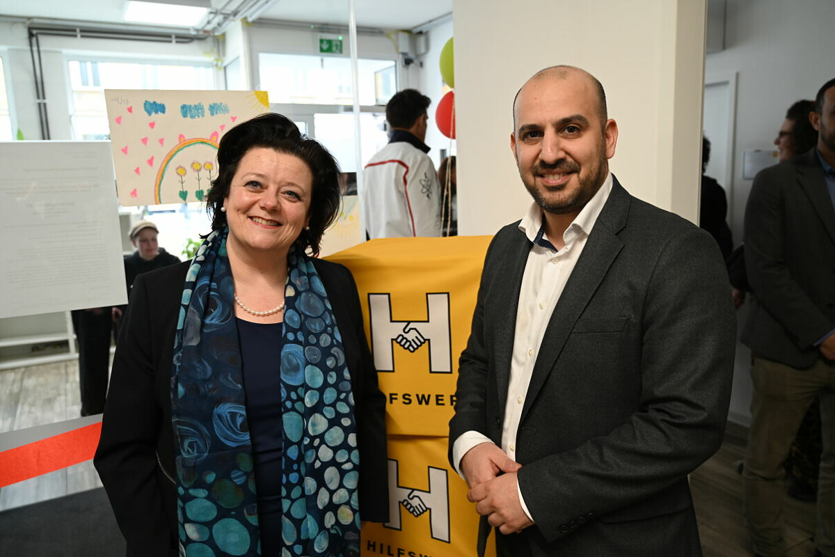 Sabine Geringer (Managing Director of Wiener Hilfswerk) and Hamed Mohseni (BILLA Sales Director in Vienna) at the reopening of the language café in the 15th district.