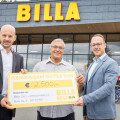 The two BILLA sales managers Bernhard Kreuzer (far left) and Thomas Wendt (far right) presented the symbolic donation check to Günther Simader (center) of ADRA Austria in Hof near Salzburg.