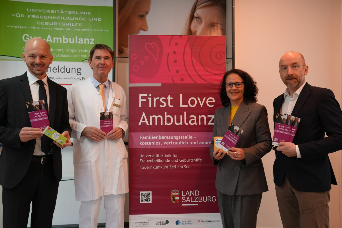 From left to right: Bernhard Kreuzer (BILLA Sales Manager in Salzburg and Tyrol), Prof. Dr Thorsten Fischer (University Clinic for Gynaecology and Obstetrics at the PMU), Provincial Councillor Daniela Gutschi and Dr Thomas Gamsjäger, MSc (Managing Director of SALK).