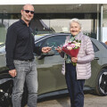 ADEG merchant Andreas Neuwirth handed over the brand new VW I.D.3 to Adelheid Hochfilzer.