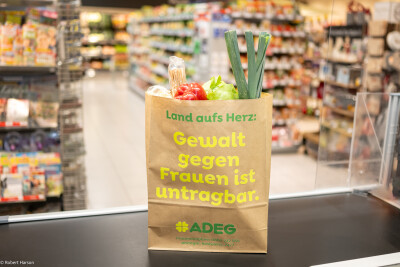 In addition to printing emergency numbers and help centres on till receipts, ADEG customers will receive a specially designed shopping bag free of charge on 25 November, the ‘International Day against Violence against Women’, with a purchase of 30 euros or more.