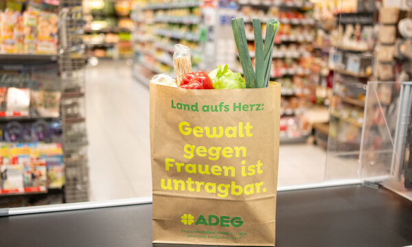 In addition to printing emergency numbers and help centres on till receipts, ADEG customers will receive a specially designed shopping bag free of charge on 25 November, the ‘International Day against Violence against Women’, with a purchase of 30 euros or more.