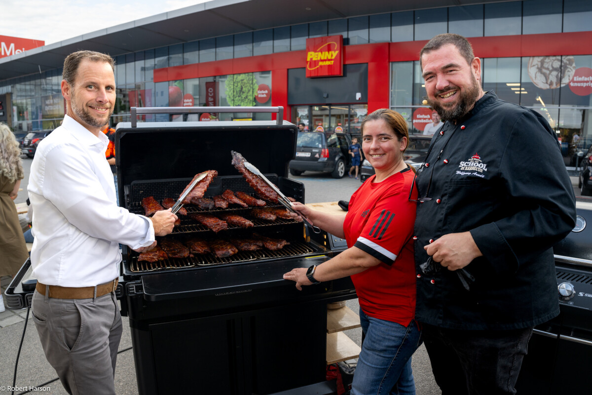 PENNY Managing Director Kai Pataky, District Councilor Martina Haslinger-Spitzer and Grill Master Wolfgang Arndt (from left to right).
