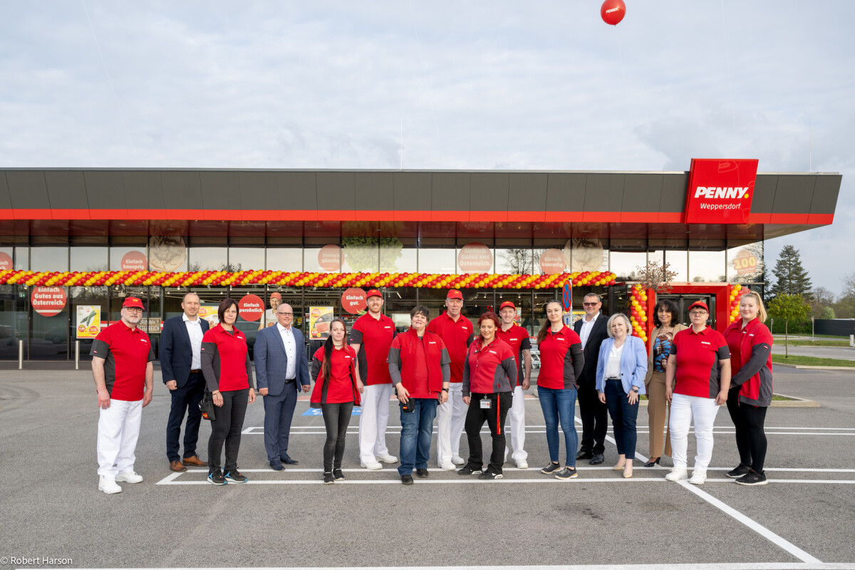 The PENNY Weppersdorf team is delighted with the newly opened store.