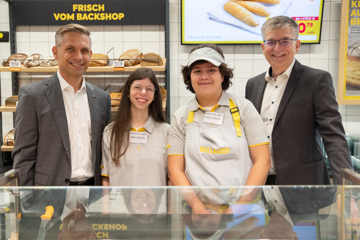 BILLA Sales Director Thomas Steingruber (far right) and Upper Austria's State Councillor for Social Affairs Wolfgang Hattmannsdorfer (far left) were enthusiastic about the Inclusion Week.