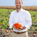 Kai Pataky is delighted with the seasonal “Echt Bio!” pumpkins in the pumpkin patch Hokkaido pumpkins