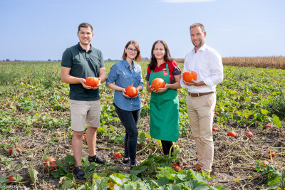 Patrick Haider, Member of the Supervisory Board of the GEO Vegetable Producers' Organization, Johanna Ettl, Expert Category Management - Fruit, Vegetables & Flowers, PENNY Freshness Hero Beata Ferenti and Kai Pataky, Managing Director of PENNY Austria (from left to right)