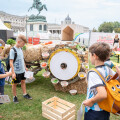 Children at the fruit and vegetable information stand