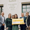 BILLA employees hand over the donation check to the Badhaus Leogang team.