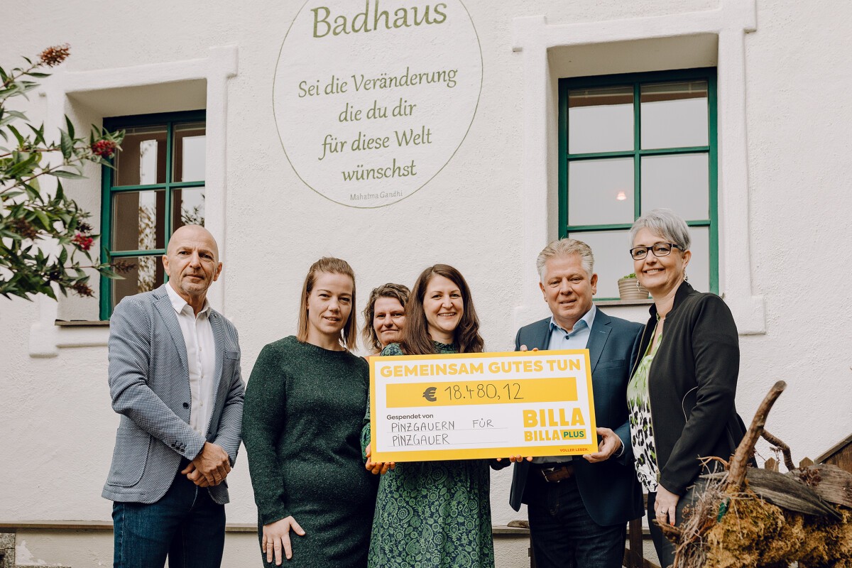 BILLA employees hand over the donation check to the Badhaus Leogang team.