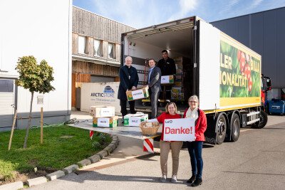 Doing good together: Handover of food donations by the REWE Group to Le+O (from left to right: Auxiliary Bishop Franz Scharl, Rudolf Faux (Head of Transport Management at REWE), Nikola Franjic (REWE professional driver), Margit Wutschitz (PfarrCaritas Sammlungen), Erika Spinka (Deputy Head of Le+O).