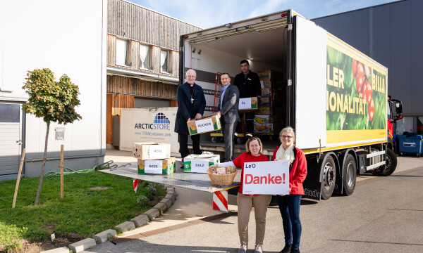 Doing good together: Handover of food donations by the REWE Group to Le+O (from left to right: Auxiliary Bishop Franz Scharl, Rudolf Faux (Head of Transport Management at REWE), Nikola Franjic (REWE professional driver), Margit Wutschitz (PfarrCaritas Sammlungen), Erika Spinka (Deputy Head of Le+O).