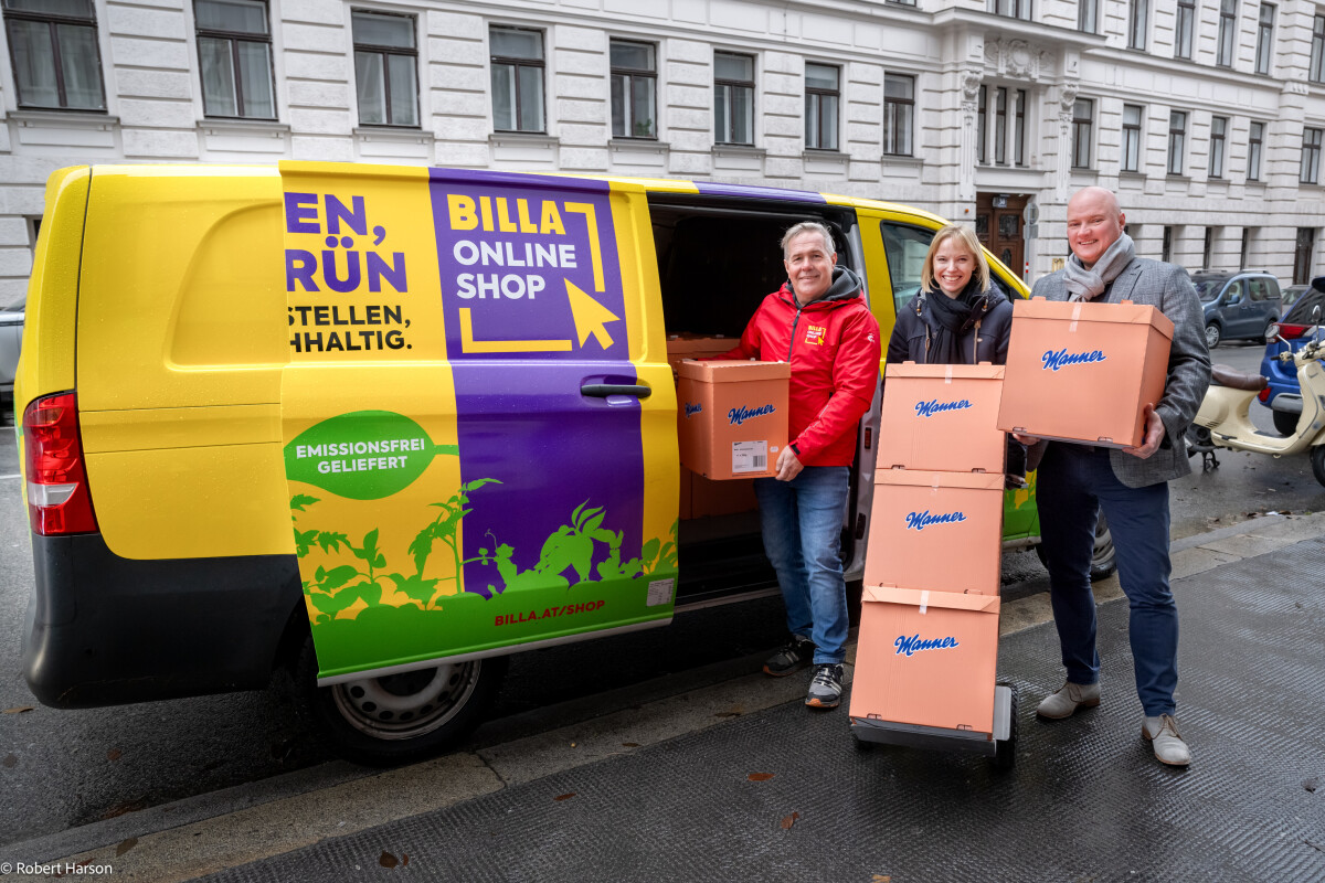 David Renker, head of the BILLA online store, brought chocolate advent calendars to the Lerncafé in Mommsengasse (Wieden). from left to right: Online store employees, Martina Polleres-Hyll (Lerncafés of Caritas Vienna), David Renker, (BILLA online store)