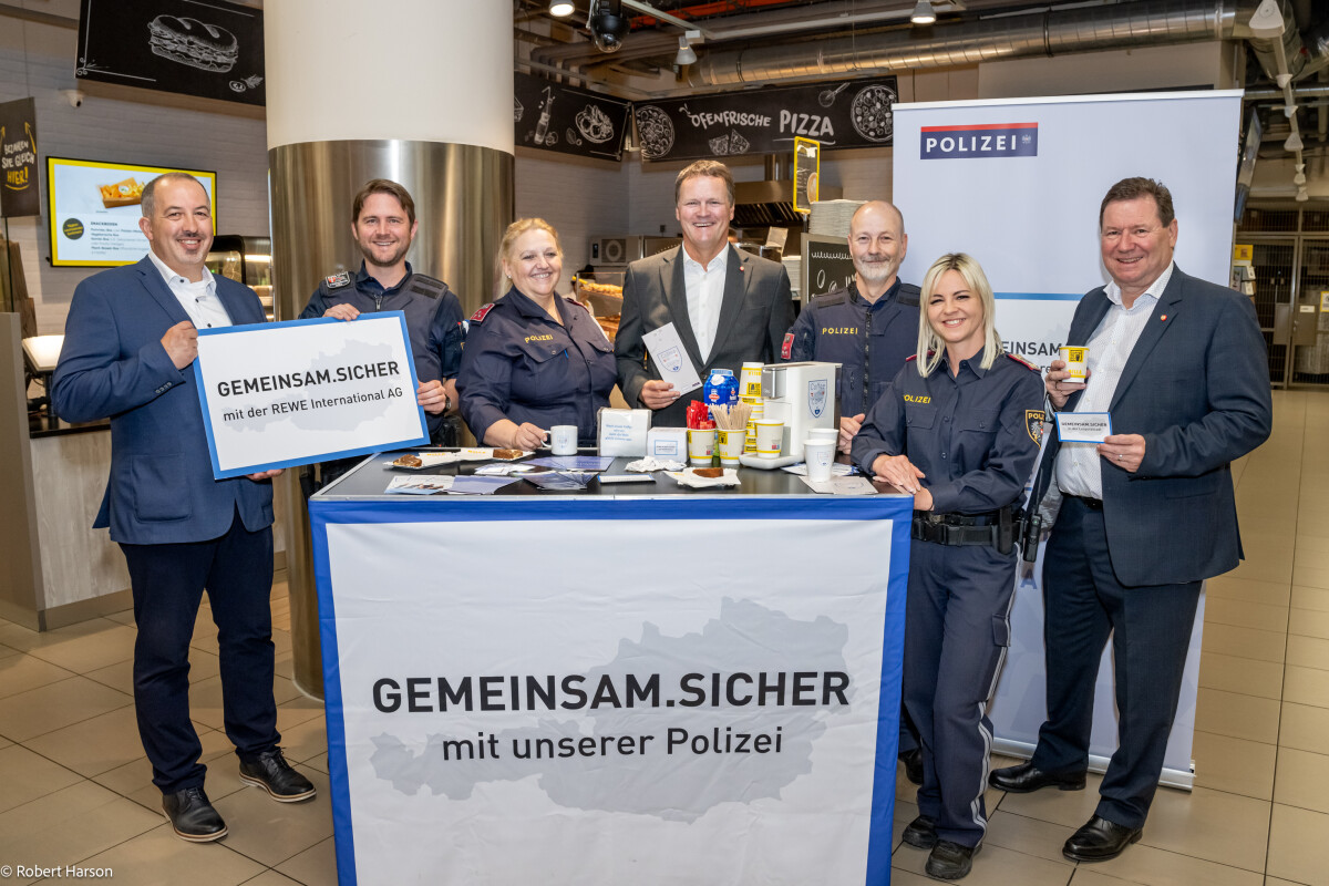 Peter Kaderabek (corporate security at REWE Group), local councillor Hannes Taborsky, security spokesman for the Vienna People's Party and Christian Hursky (SPÖ) having coffee with the police officers