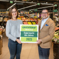 Susanne Winter, Deputy Managing Director of Greenpeace in Austria, and Marcel Haraszti, Member of the Management Board of REWE International AG.