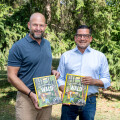 From left to right: Harald Mießner (BILLA Management Board member) and Marcel Haraszti (REWE International AG Management Board member) with the new BILLA sticker album, which introduces young and old explorers to exciting ecosystems and raises awareness of valuable local habitats.