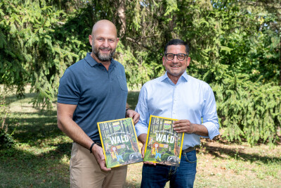 From left to right: Harald Mießner (BILLA Management Board member) and Marcel Haraszti (REWE International AG Management Board member) with the new BILLA sticker album, which introduces young and old explorers to exciting ecosystems and raises awareness of valuable local habitats.