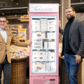 (from left to right): Marcel Haraszti (CEO of REWE International AG) and Dominik Prousek (fourth generation of the AÏDA owner family) are delighted with the AÏDA delicacies, which are now available as frozen products in selected BILLA, BILLA PLUS and BILLA Corso stores in Vienna and the surrounding area.