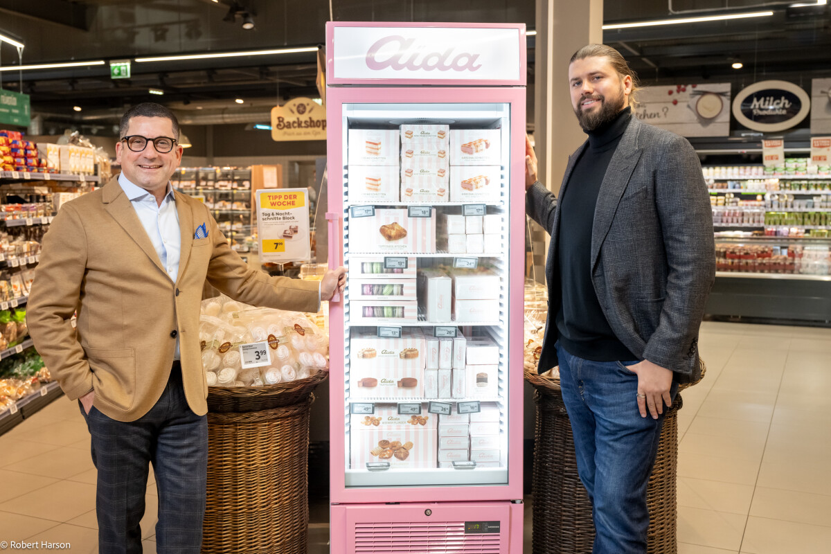 (from left to right): Marcel Haraszti (CEO of REWE International AG) and Dominik Prousek (fourth generation of the AÏDA owner family) are delighted with the AÏDA delicacies, which are now available as frozen products in selected BILLA, BILLA PLUS and BILLA Corso stores in Vienna and the surrounding area.