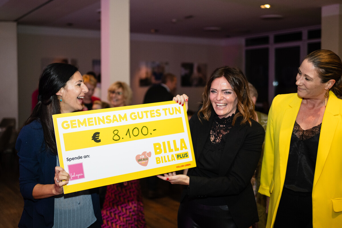 From left to right: Birgit Machtinger (photographer, ‘feel again’ team) and Catharina Flieger (make-up artist, ‘feel again’ team) received the donation cheque from Martina Aubke (Group Head of HR Management at BILLA).