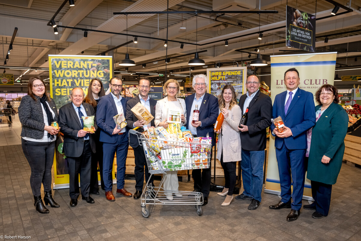 Herta Bohusek (BILLA Sales Manager), Ferdinand Franke (LEO & Lions Collection Day Coordinator District East), Katja Reinhardt (Store Manager BILLA PLUS St. Pölten Ost), Andreas Streit (BILLA Head of Sustainability), Robert Nagele (BILLA Board Member), Johanna Mikl-Leitner (Governor of Lower Austria), Karl Brewi (Lions Clubs International Director), Anita Elsler (Editor-in-Chief LION Austria Magazine, Lions Austria), Jörg Summer (President Lions Club St. Pölten Jakob Prandtauer), Peter Gorka (President Lions Club St. Pölten) and Adelheid Buhl (BILLA Sales Manager) are looking forward to the joint donation day on 5 April 2025.