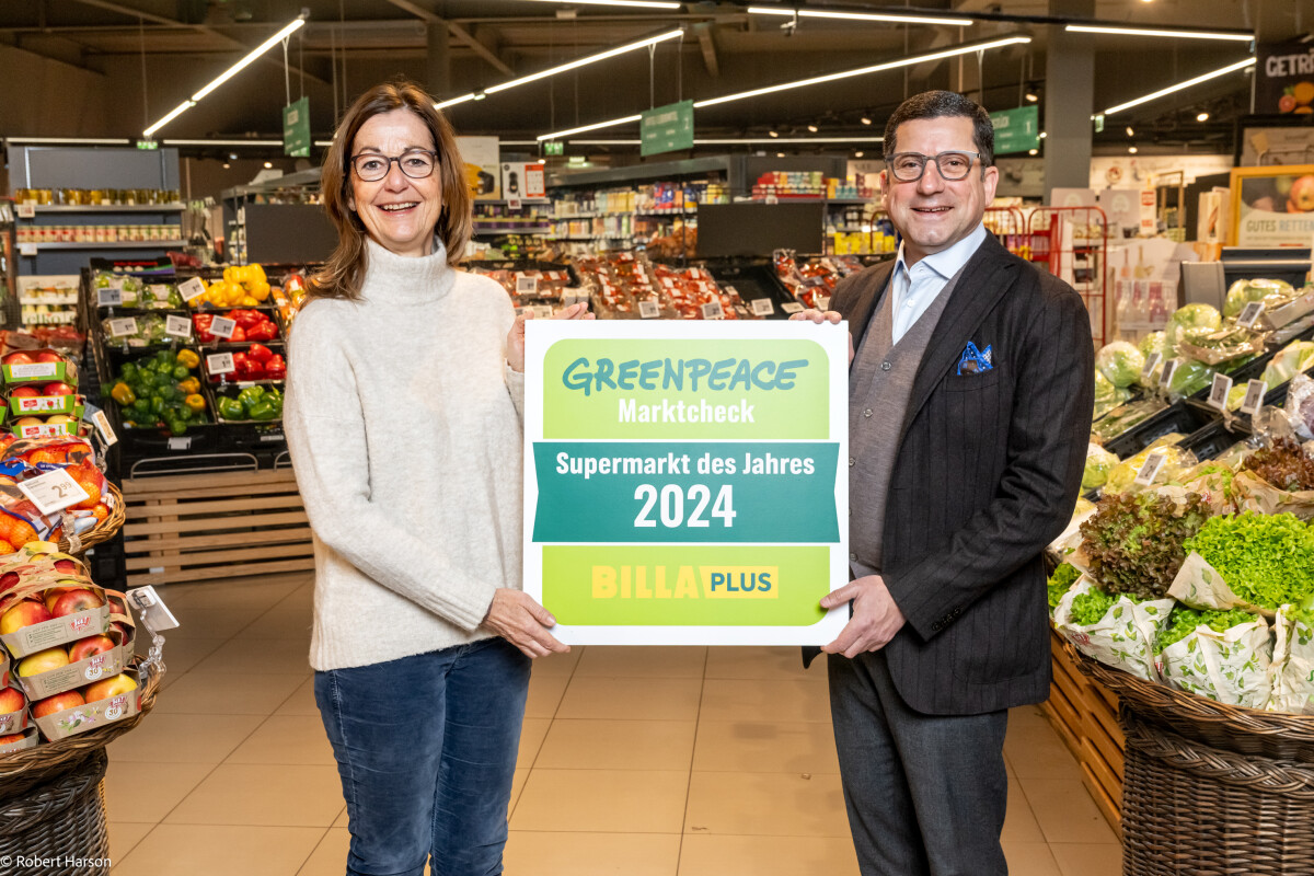 (from left to right): Susanne Winter, Deputy Managing Director at Greenpeace in Austria, and Marcel Haraszti, CEO of REWE International AG, are delighted about BILLA PLUS being named ‘Supermarket of the Year’.