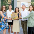 Cecilia Cadman (Teach For Austria), Raphaela Friedl (Hobby Lobby), Sophie Wimmer (Fellow 2024, Teach For Austria), Stefan Weinlich (BILLA Sales Director) and Mariella Winkler (Teach For Austria) are delighted with the BILLA snack bags for the pupils as part of the Hobby Lobby and Teach For Austria Summer Weeks.