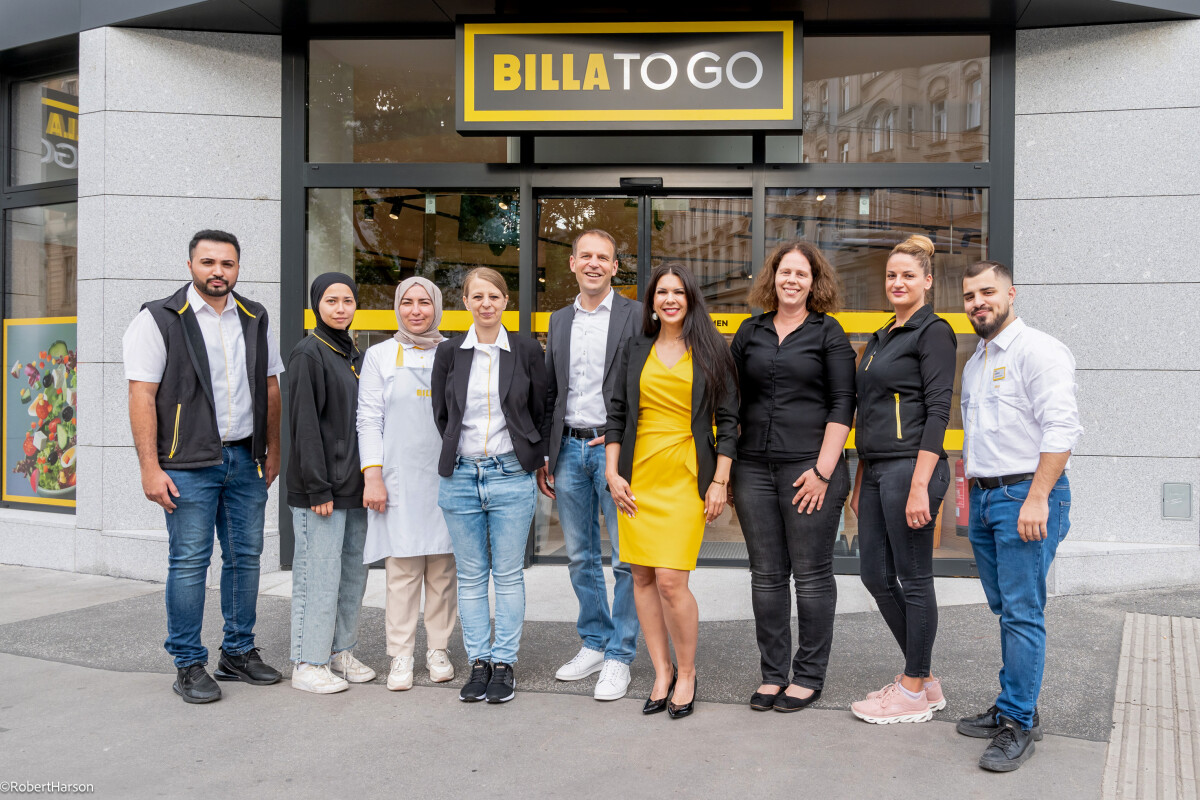 The BILLA team around BILLA TO GO store manager Karolina Jovanovic (4th from left), BILLA sales director Eric Scharnitz (centre) and BILLA sales manager Melanie Gonzalez y Bender (4th from right) are delighted about the opening of the first BILLA TO GO in Vienna's Taborstraße