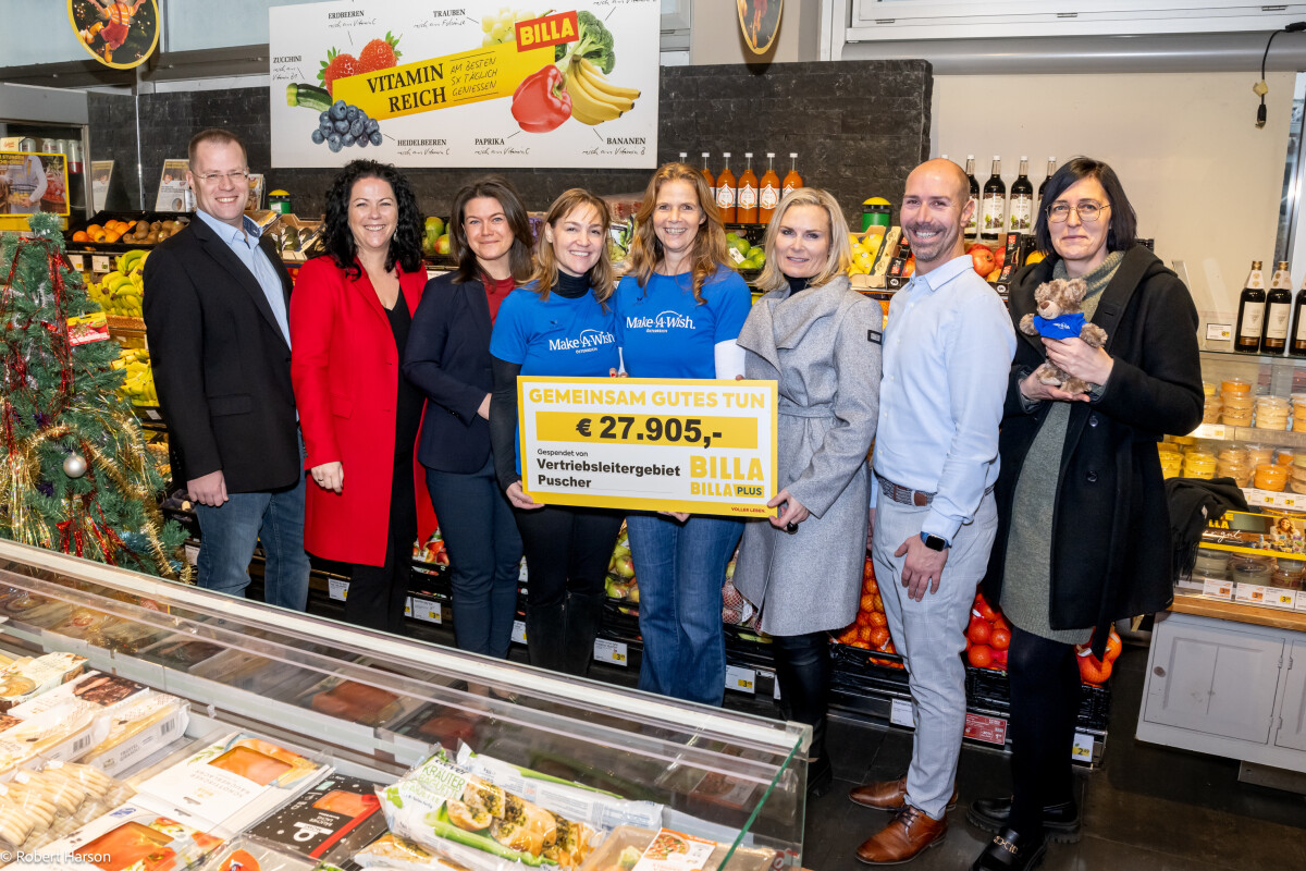(f.l.t.r.): Christian Buss (BILLA Sales Manager), Andrea Pavelka-Brandstetter (BILLA Sales Manager), Heidrun Puscher (BILLA Sales Manager), Doris Abichou (President Make-A-Wish Austria), Birgit Fux (Managing Director Make-A-Wish Austria), Bettina Gruber (BILLA Sales Manager), Markus Kassan (BILLA Sales Manager) and Carmen Christine Beschorner (BILLA Sales Manager) were delighted with the donation totalling 27. 905 euros to Make-A-Wish.