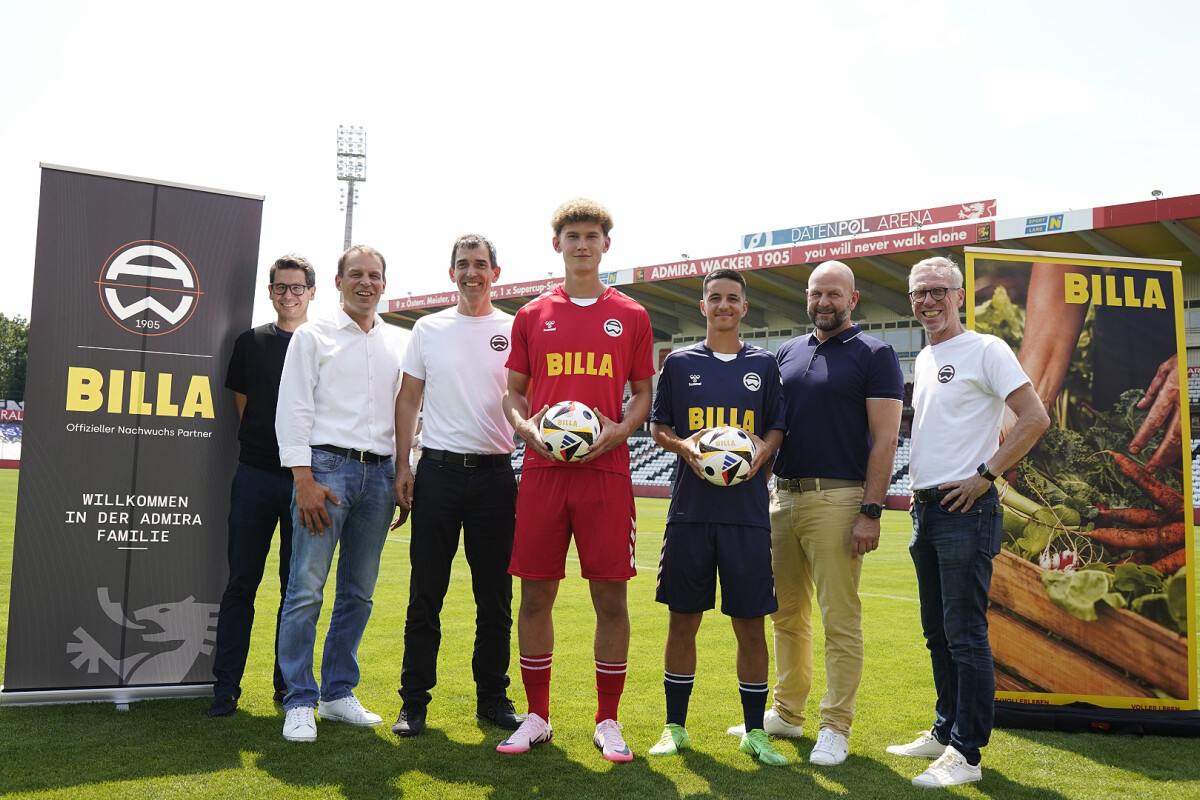 From left to right: Niklas Belihart (Managing Director Admira Wacker), Eric Scharnitz (BILLA Sales Director), Christian Tschida (President Admira Wacker), prospective players Christopher Olsa and Dion Nela, Harald Mießner (BILLA Board Member) and Peter Stöger (Sports Director Admira Wacker) are delighted about the new partnership.